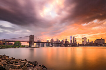 Obraz premium New York City skyline at dusk.