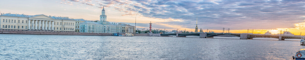 Fototapeta na wymiar The Palace Bridge (Palace Bridge). Sunrise. Saint Petersburg, Russia.