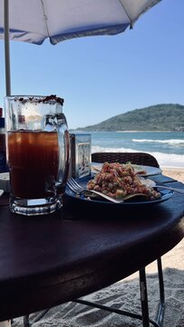 Cerveza y ceviche en la playa de Mazatl&aacute;n 
