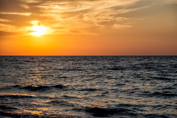 Obraz premium rising sun on the horizon, blue sea, ocean