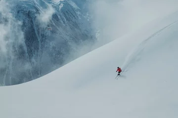 Crédence de cuisine en verre imprimé Alpes skier on the slope with mountains in the background