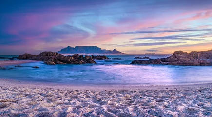 Fotobehang Tafelberg Sunset Majesty: Breathtaking Panoramic View of Table Mountain, Cape Town - Scenic Beauty, Iconic Landmark, Captivating Sunset Colours