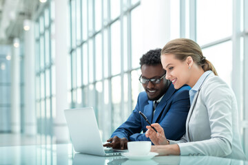 Obraz premium Business people with laptop in office