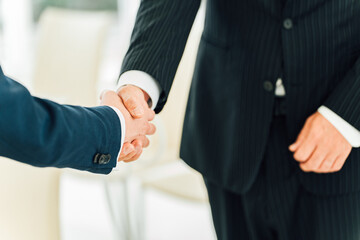 バージンロードで握手をする新郎と新婦の父親（バトンタッチセレモニー）
