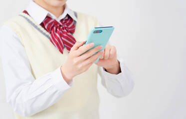 スマートフォンを使う女子高生　白背景　顔無し