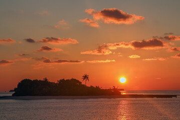 Fototapeta na wymiar sunset in the ocean near Maldives
