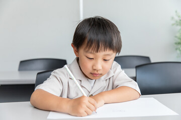 Fototapeta premium 学習する男の子 Boy learning with a smile
