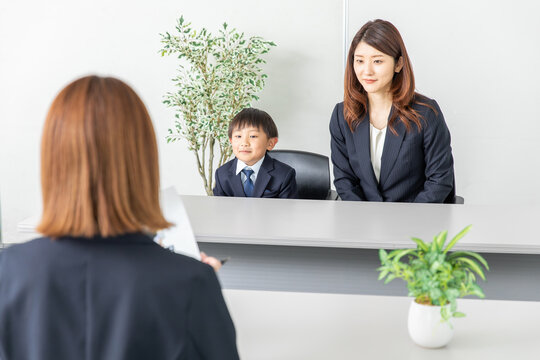 受験の面接を受ける親子　Parents and children undergoing an exa