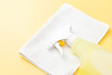 雑巾とスプレー洗剤