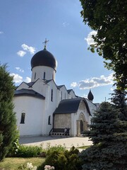 Православная церковь прихода Марфо-Мариинской обители в Москве летним вечером