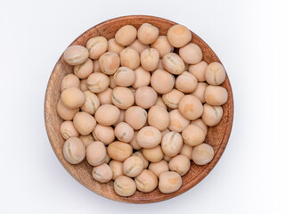 Porcja surowych nasion białego grochu w drewnianej misce na białym tle