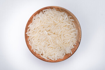 Ryż biały długoziarnisty surowy na białym tle