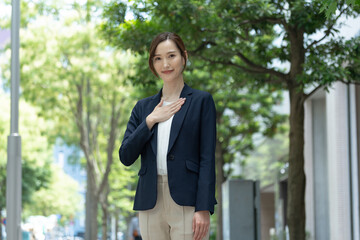 Fototapeta premium 手を当てる日本人女性