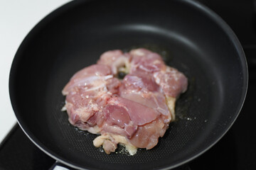 鶏もも肉を焼く様子