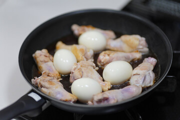 	鶏手羽元のさっぱり煮を作る様子