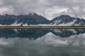 Alpensee mit Spiegelung - 622198498