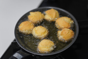 サーターアンダギーを作る様子