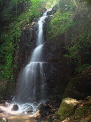 小さな渓谷を流れる清流の滝
