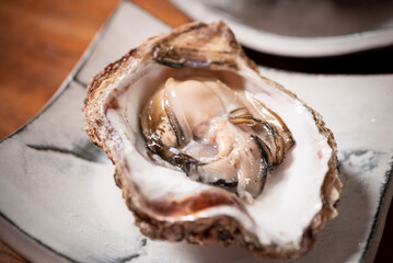 Fototapeta na wymiar 日本の食卓,岩牡蠣 金沢の生牡蠣を豪快にいただきました！
