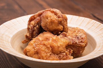 ジューシーな唐揚げ。鶏肉をカリカリサクサクに揚げた料理。