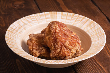 ジューシーな唐揚げ。鶏肉をカリカリサクサクに揚げた料理。