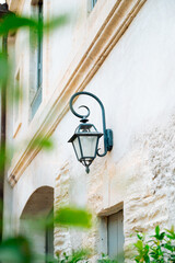 Vue sur un lampadaire sur un mas dans le sud de la France