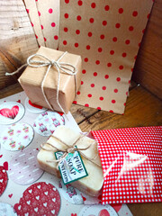 Papier: Aufkleber, Papiertüten, Geschenke zu Weihnachten, Geburtstag und allen anderen Festen