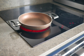 Fototapeta na wymiar cooking pan on electric stove, electric stove is heated to red. 