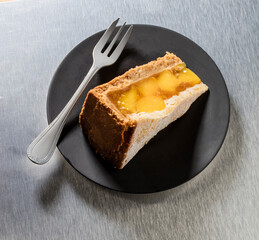 Tarta de melocotón sobre pato negro y fondo gris, vista cenital. Peach cobbler on black duck and gray background, overhead view