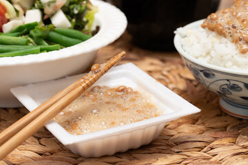 食卓に置かれた納豆