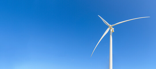Windrad vor blauem Himmel erzeugt alternative Energie durch Wind