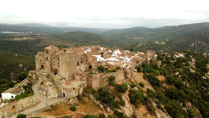 Fototapeta na wymiar Luftaufnahme von Castillo de Castellar, mittelalterliche Stadt innerhalb einer Burg, Burgmauer in Andalusien, Castellar de la Frontera, Provinz Cádiz, Spanien