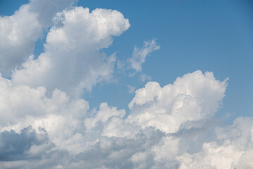 Naklejka na ściany i meble ciel bleu avec cumulus blanc