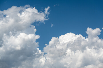 ciel bleu avec cumulus blanc