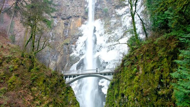 Autumn Majesty: Multnomah Falls in Oregon, USA, Bedecked in Vibrant Colors, Presented in Breathtaking 4K Resolution