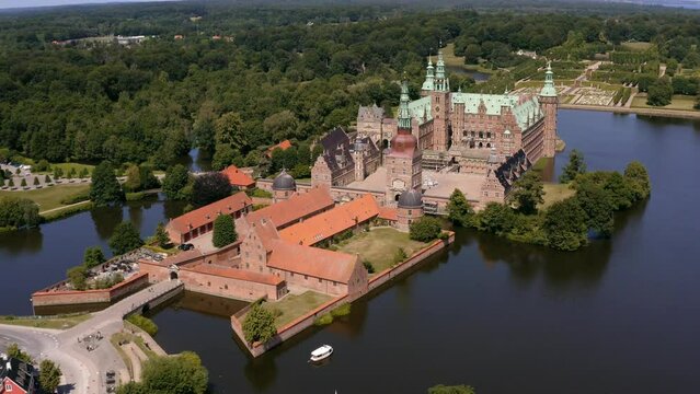 Luftaufnahme Schloss Frederiksborg in Hiller&oslash;d auf der d&auml;nischen Insel Seeland