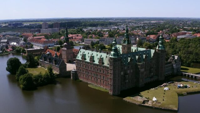 Luftaufnahme Schloss Frederiksborg in Hiller&oslash;d auf der d&auml;nischen Insel Seeland