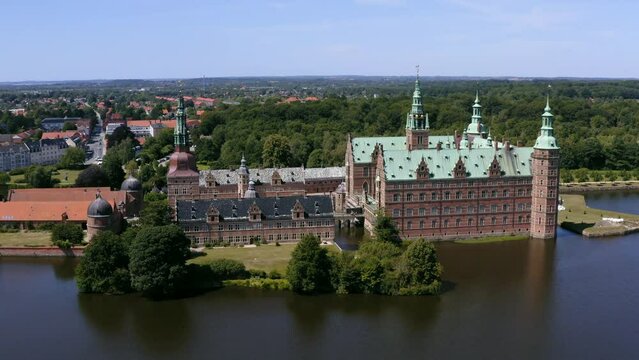 Luftaufnahme Schloss Frederiksborg in Hiller&oslash;d auf der d&auml;nischen Insel Seeland