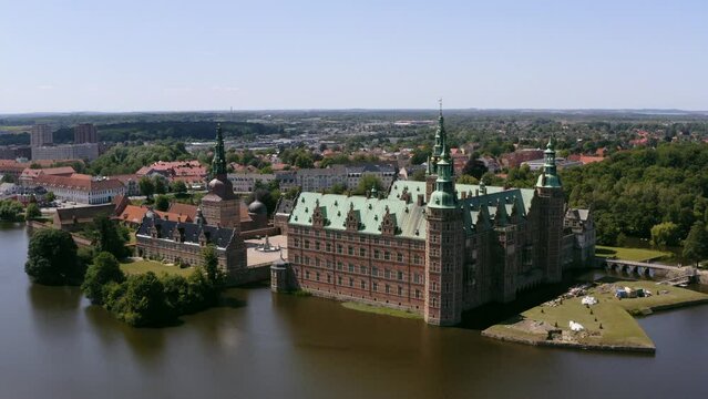 Luftaufnahme Schloss Frederiksborg in Hiller&oslash;d auf der d&auml;nischen Insel Seeland