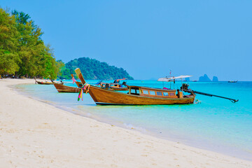 Koh Kradan Island with a white tropical beach and turqouse colored ocean.