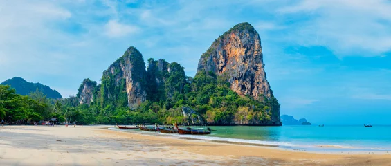 Papier Peint photo Railay Beach, Krabi, Thaïlande Railay Beach Krabi Thailand, the tropical beach of Railay Krabi, Panoramic view of idyllic Railay Beach in Thailand with a traditional long boat and a cloudy sky