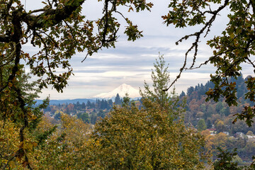 Obraz premium Mount Hood View from Willamette Falls Scenic Overlook along I-205 in Oregon