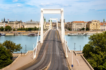 Naklejka premium Elisabeth Bridge, Erzsebet hid, across Danube river in Budapest, Hungary. Blue water and blue sky