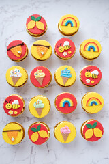 Bee and honey cupcakes decorations 