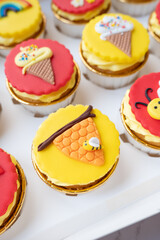 Bee and honey cupcakes decorations 