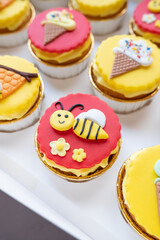 Bee and honey cupcakes decorations 