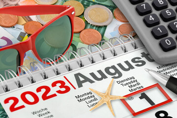 Deutscher Kalender Datum 1. August  2023  Urlaub mit Rechner, Sonnenbrille und Euro