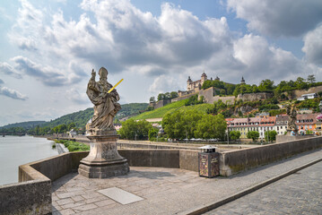Fototapeta na wymiar Stadt Würzburg - Blick von der Alten Mainbrücke