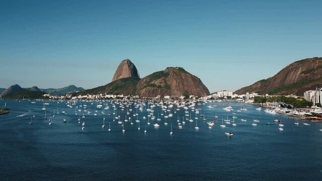 Praia de Botafogo, P&atilde;o de A&ccedil;&uacute;car, Urca, Rio de Janeiro, barcos &agrave; vela, ultra hd drone shot