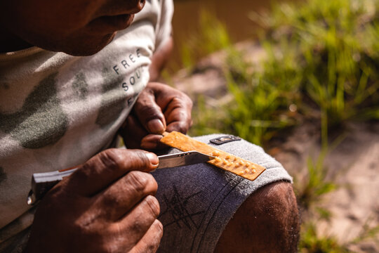 Prepara&ccedil;&atilde;o do Kamb&ocirc; ind&iacute;gena (veneno do sapo)